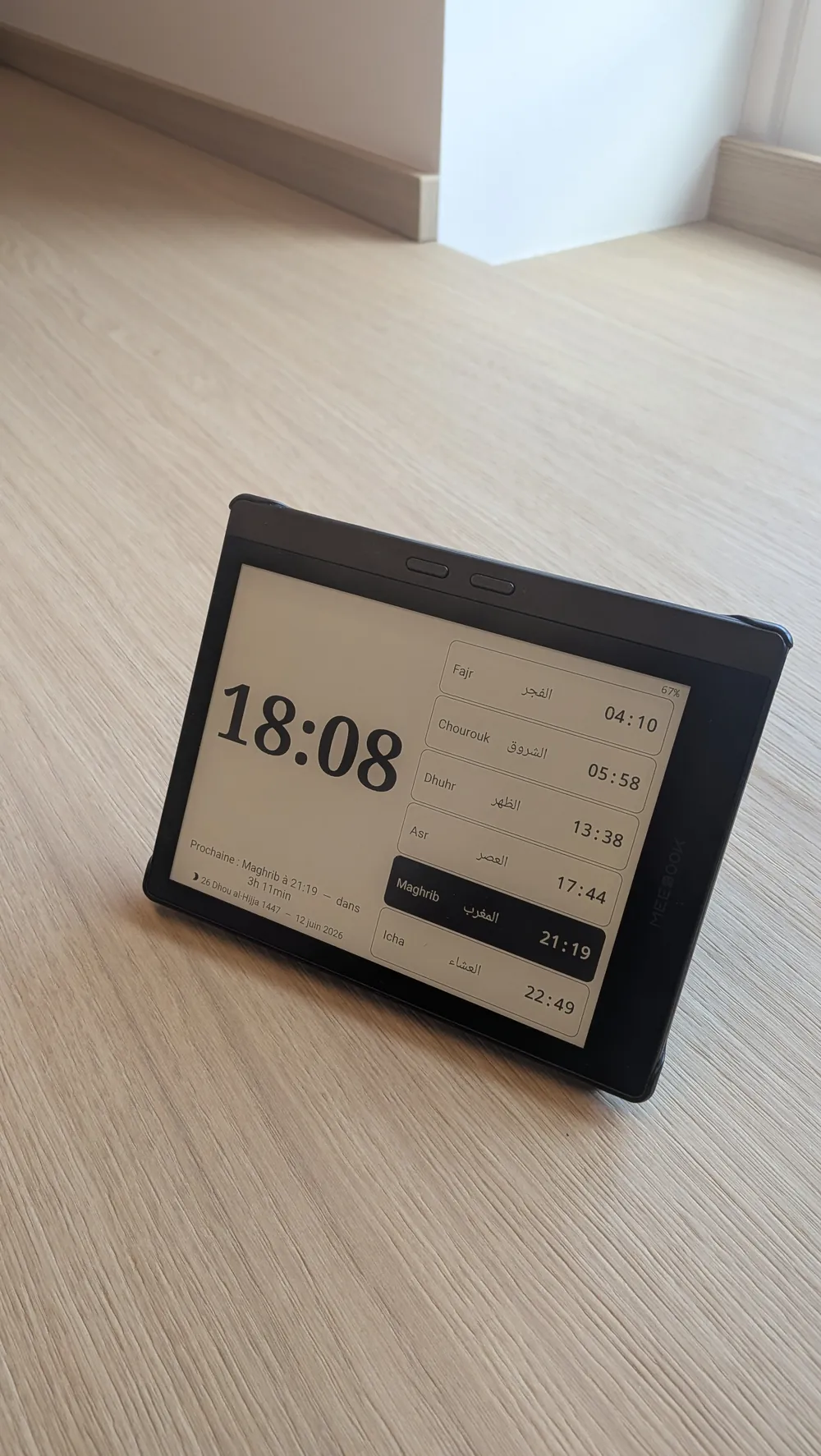 La tablette NUR affichant l'heure et la prochaine prière