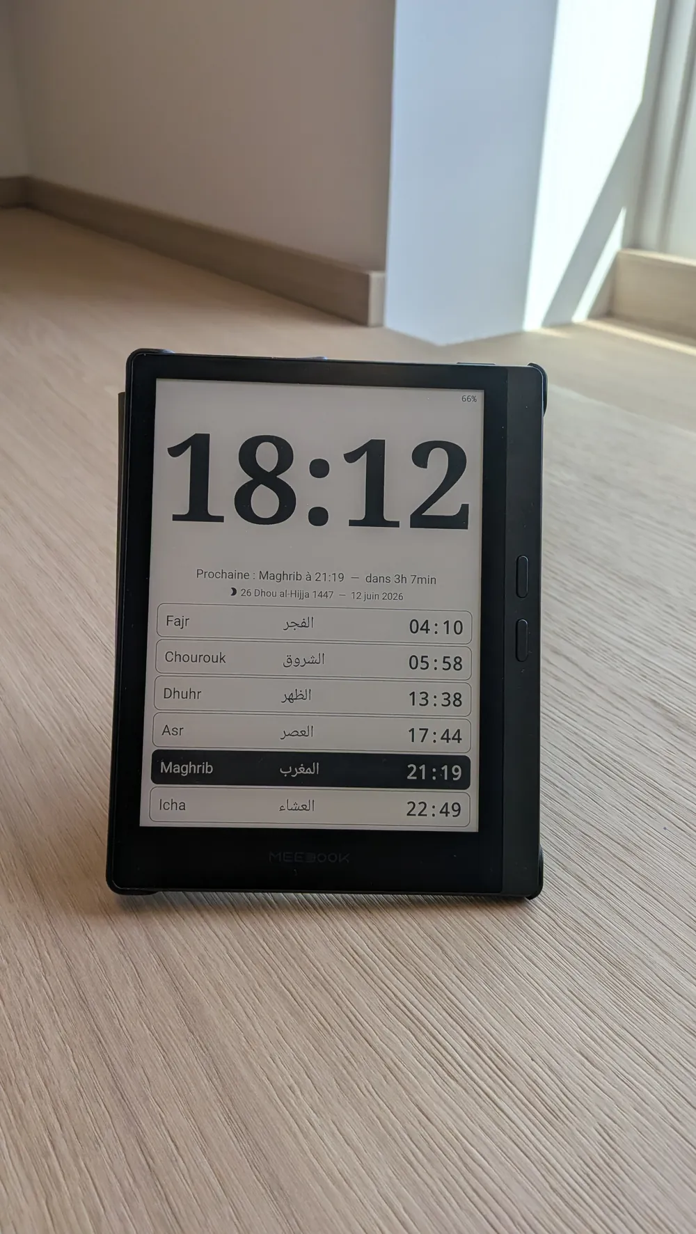 La tablette NUR affichant l'heure et les horaires de prière