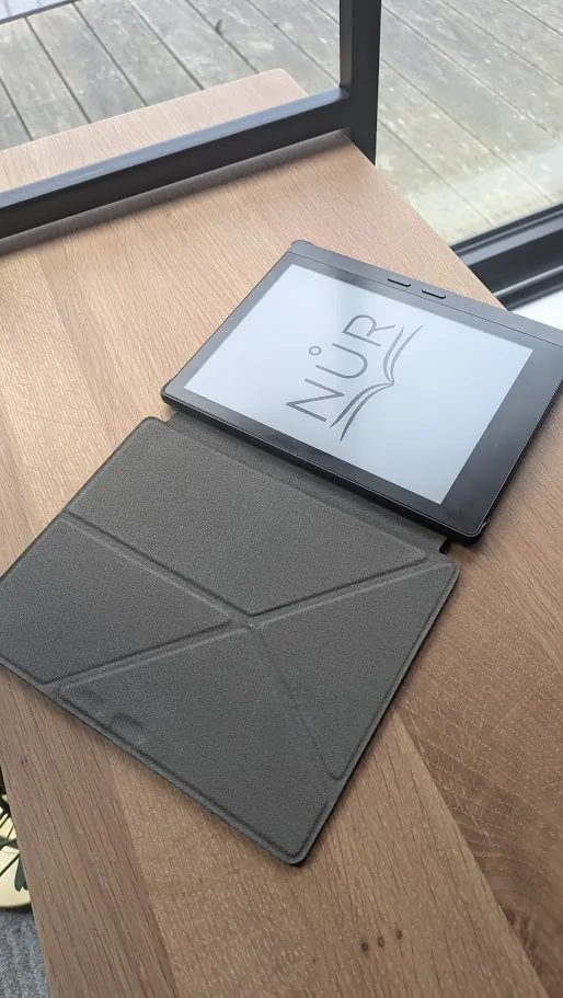 La housse origami NUR ouverte, tablette avec le logo NÜR à l'écran